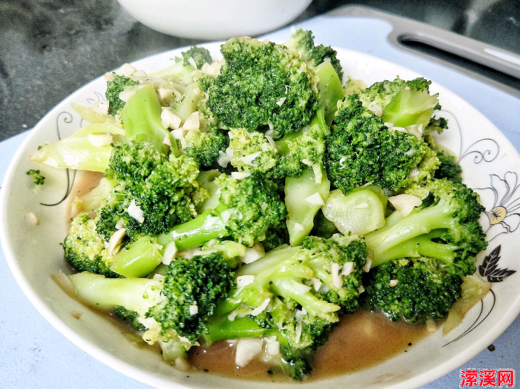 教你蒜蓉西兰花的家常做法：保留西兰花原本味道 更入味更好吃