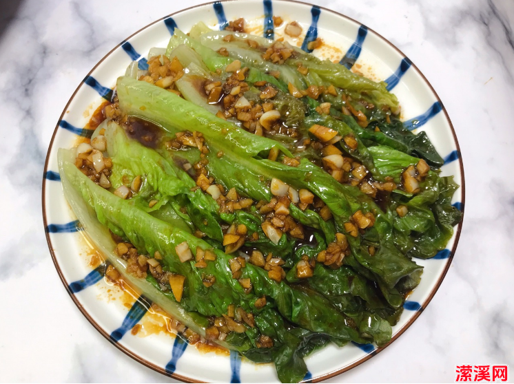 几分钟就上桌的蚝油生菜，比炒的更鲜美脆爽，胖人要多吃