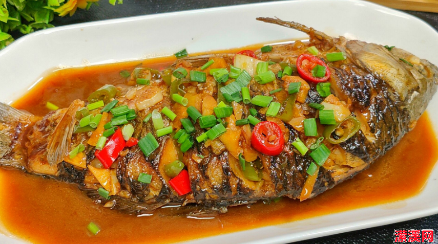 红烧鲫鱼做法这么简单，不粘锅不破皮，学会了你就是大厨