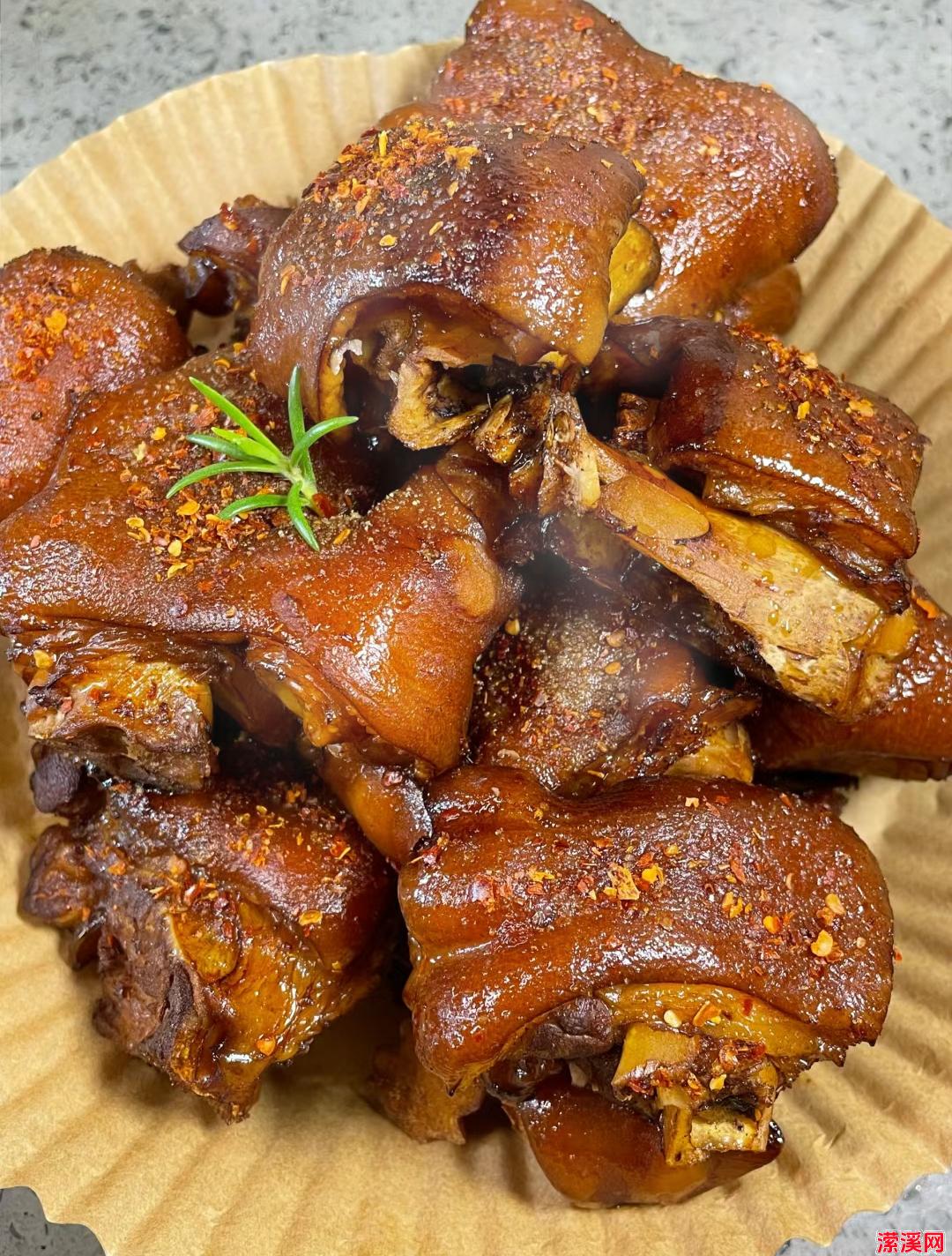 外酥里嫩的烤猪蹄，美味难以抗拒！