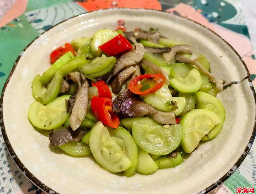 西葫芦和它一起炒鲜嫩爽滑，生津止渴 纯素快手菜