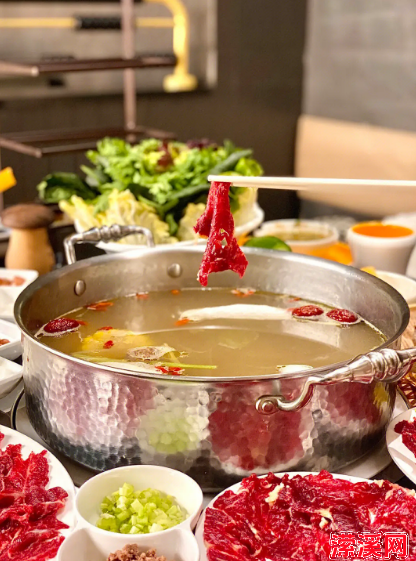 详细阅读:如何熬制火锅汤底,厨师长教你一个火锅底料的熬制方法 如何熬制火锅汤底,厨师长教你一个火锅底料的熬制方法