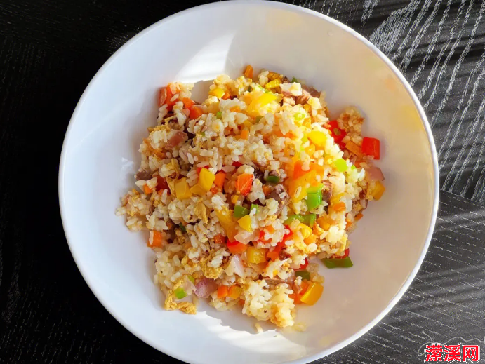 什锦炒饭的做法及步骤，3分钟爆炒什锦炒饭