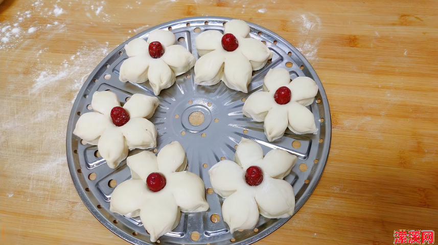 详细阅读:花枣馒头的做法大全,分享几款简单又漂亮的枣花馒头 花枣馒头的做法大全,分享几款简单又漂亮的枣花馒头