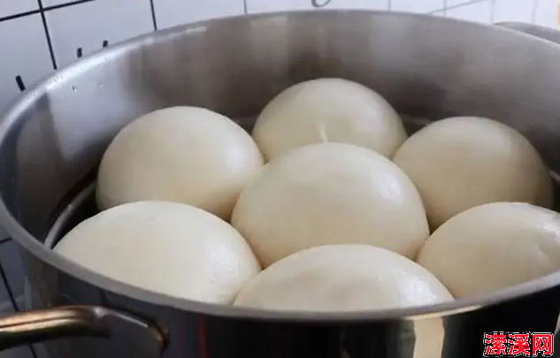 家常发面蒸馒头的做法，手把手教你蒸出个个白胖的馒头