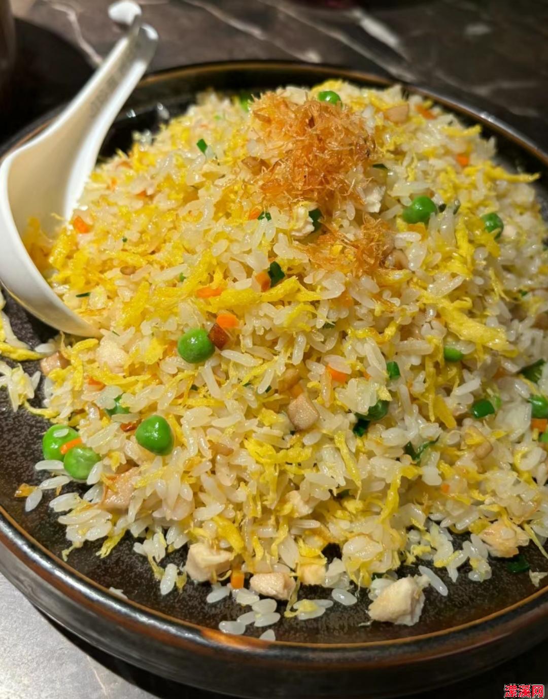 扬州美食：江苏扬州炒饭，细腻香滑的米食佳肴