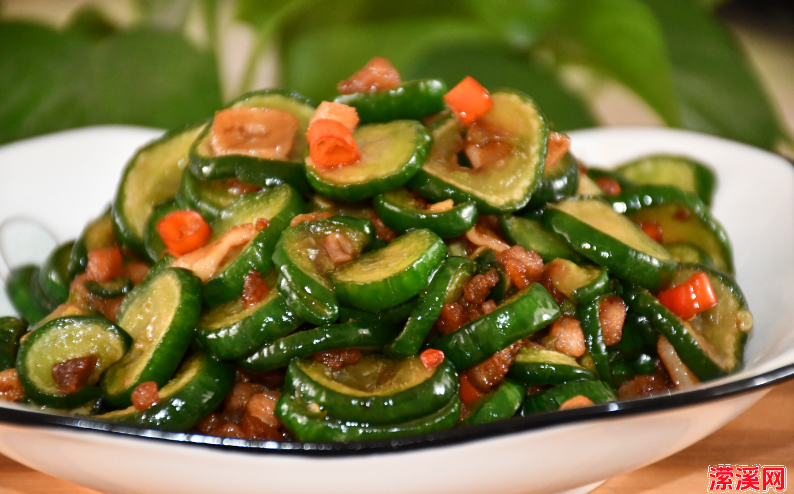怪不得饭店的炒黄瓜那么好吃，原来技巧在这里