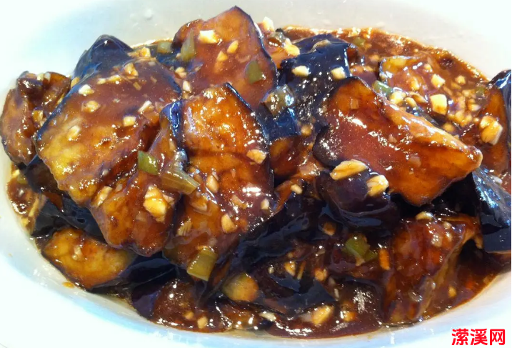 两道食材的完美碰撞，教你做酱烧茄子，独特的酱香味儿