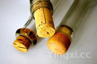 青色白酒酒瓶所装何酒，引发好奇与探寻